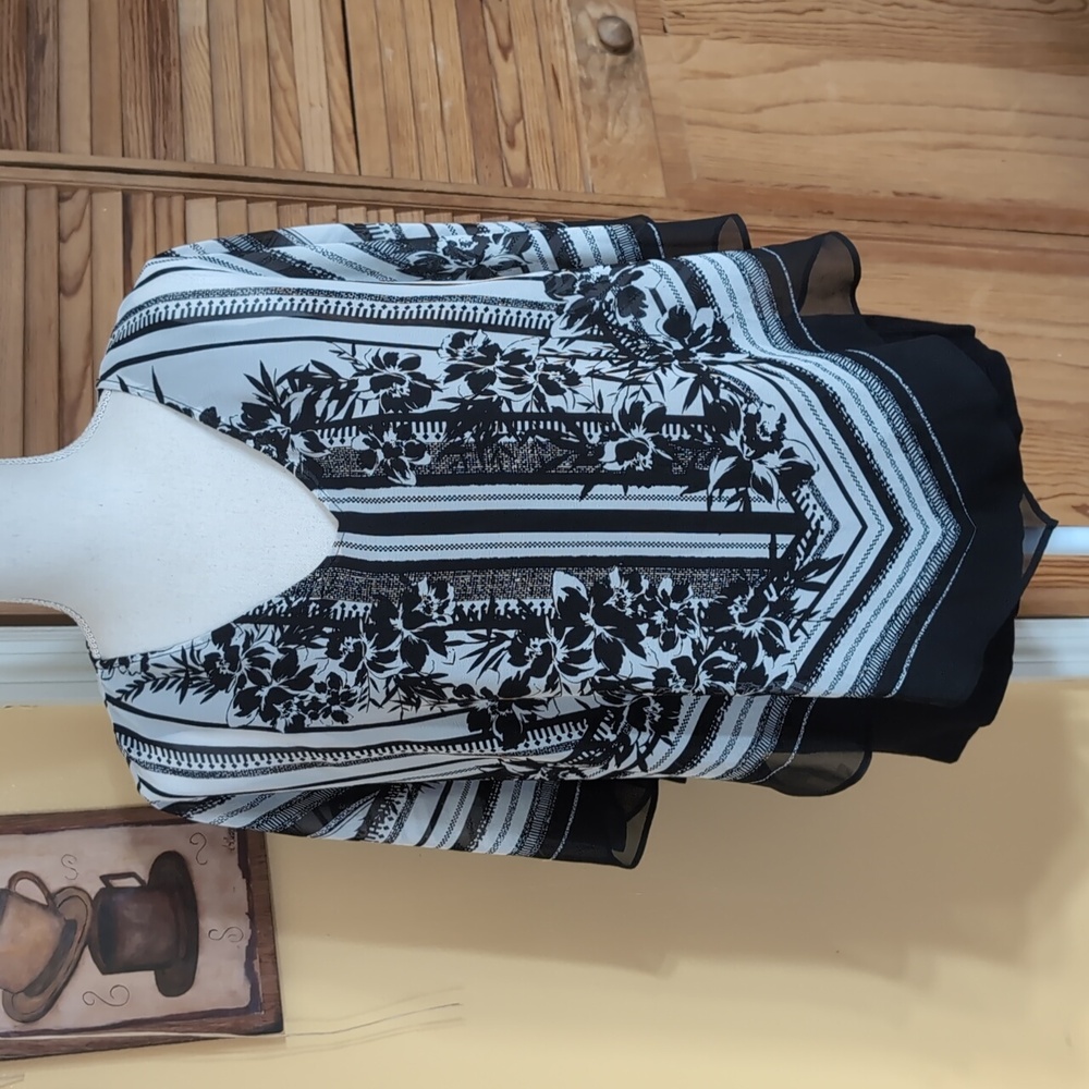 Apt. 9 V-Front Chiffon Poncho Style Monochrome Floral Top L NWT